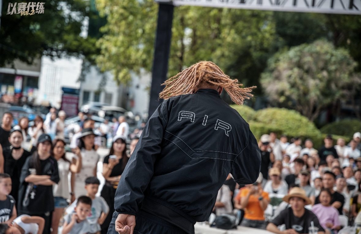 Osmar dancing in front of a live crowd
